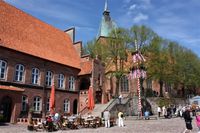 Marktplatz mit historischem Rathaus und Kirche
